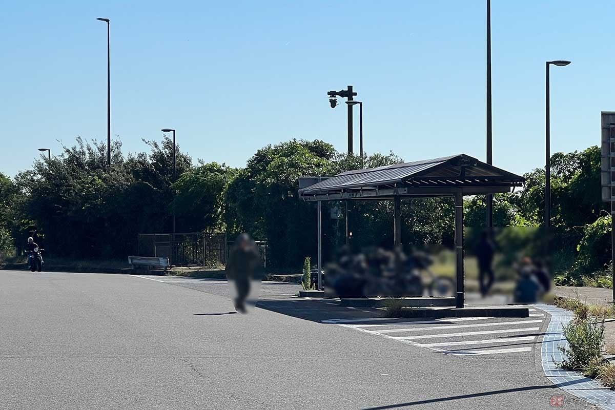 「養老SA」(下り)はとても広大な施設だが、2輪専用の駐車スペースはこじんまりとした印象。屋根が設置されていたが、一部のみ?
