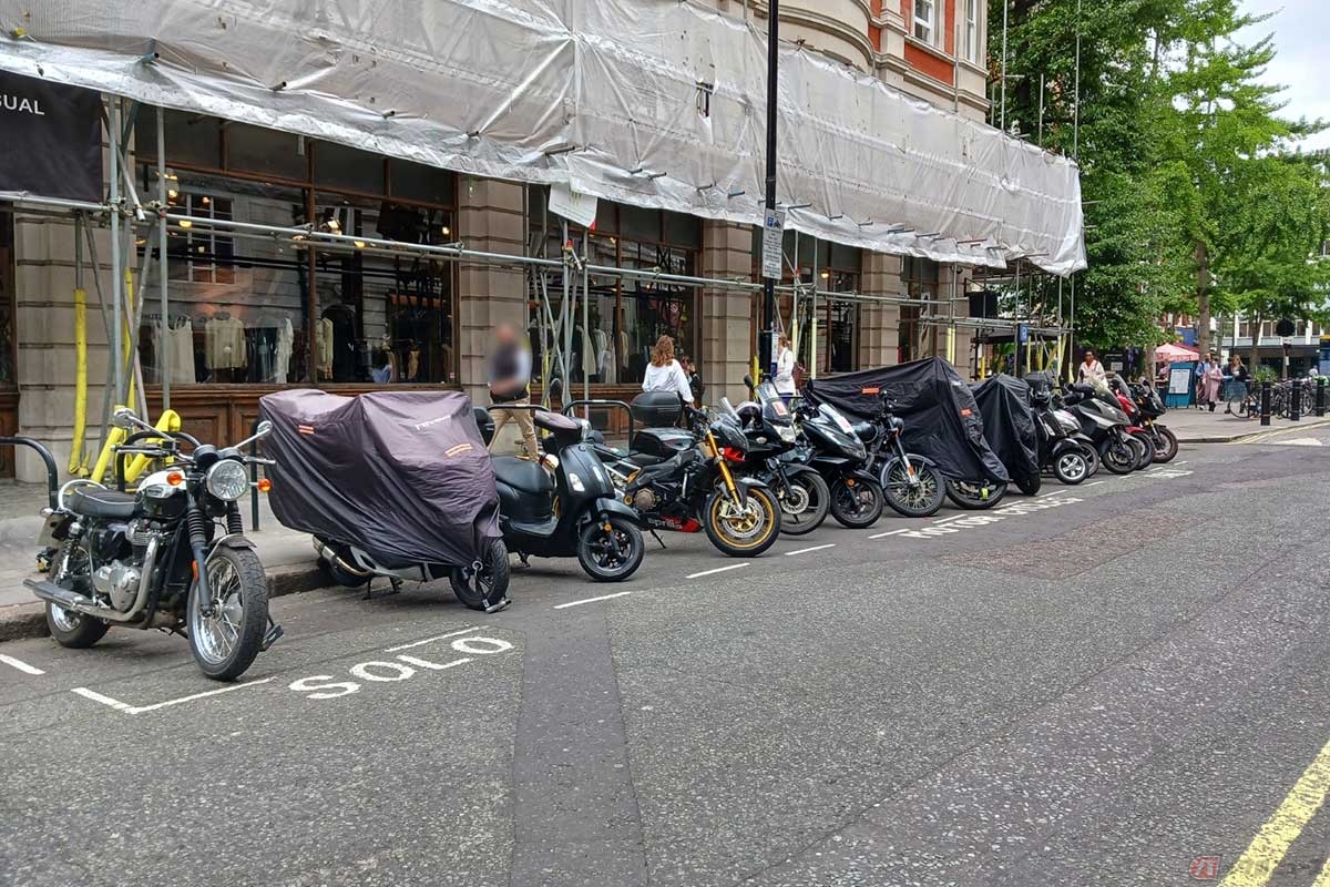 ロンドンの街中で見た、バイク用の広めの駐輪場