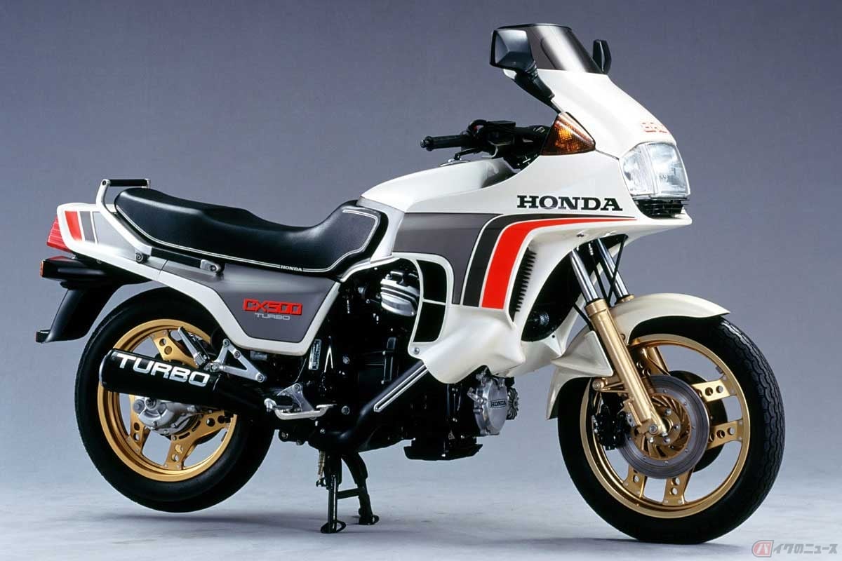 市販量産車初のターボバイクであるホンダ「CX500 TURBO」(1981年)は、排気量498ccの水冷V型2気筒エンジンにターボチャージャーを装備し、ホンダ初の電子制御式燃料噴射装置によって最高出力82馬力を発揮。翌1982年には排気量を673ccに拡大した「CX650 TURBO」(100馬力)を発売