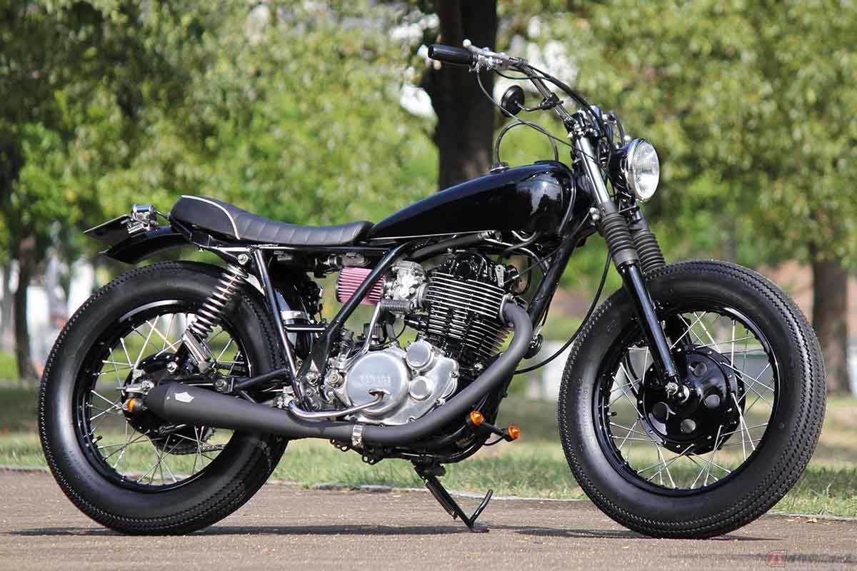 SR400をベースにしたトラッカーカスタム。フラットシートをはじめ、レーサーのイメージは薄いと言えるでしょう。(カスタム製作:モーターガレージグッズ)