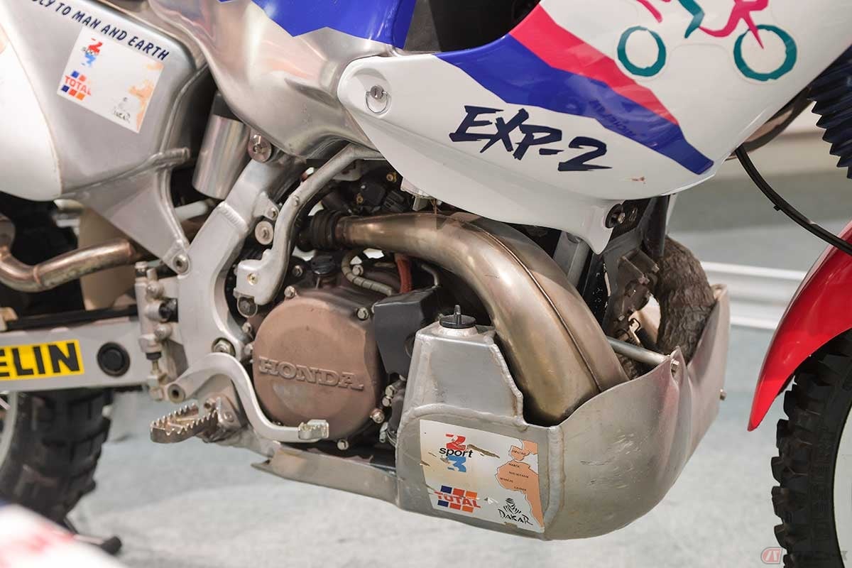 排気量402ccの水冷2ストローク単気筒エンジン。大きいチャンバーがエンジン前スペースを占領している。異常燃焼(デトネーション)を感知し、燃料噴射等の電子制御を可能としていた