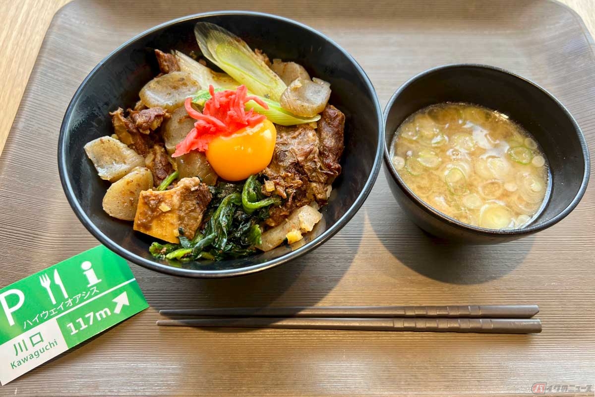 首都高「川口ハイウェイオアシス」期間限定メニュー「すじこんのぼっかけ丼」（1100円）は、神戸発祥の「すじこん」と、ネギや玉子の黄身などとの絶妙なハーモニーを味わえる