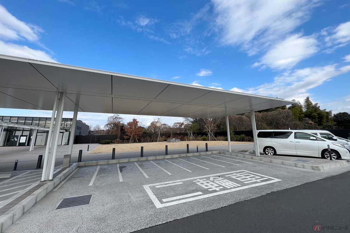 首都高「川口ハイウェイオアシス（川口PA）」（上りのみ）は、2022年にリニューアルされて観光客も多く訪れる人気スポット。トイレも近代的な建物の中にあり快適。屋根が設置された2輪専用の駐車スペースもしっかり確保されている