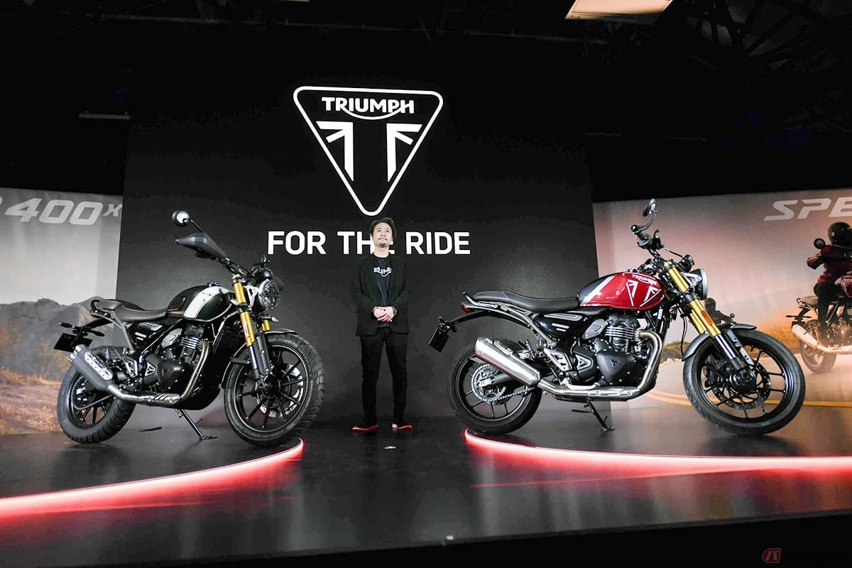 トライアンフの新型モデル「Speed 400」(右)と「Scrambler 400 X」(左)と大貫陽介社長
