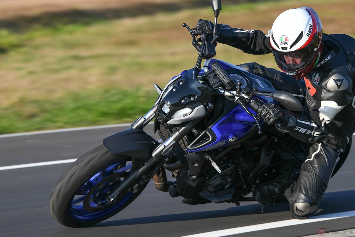 ミシュランの最新タイヤ「パワー6」を履いたヤマハ「MT-07」に試乗する筆者(伊丹孝裕)