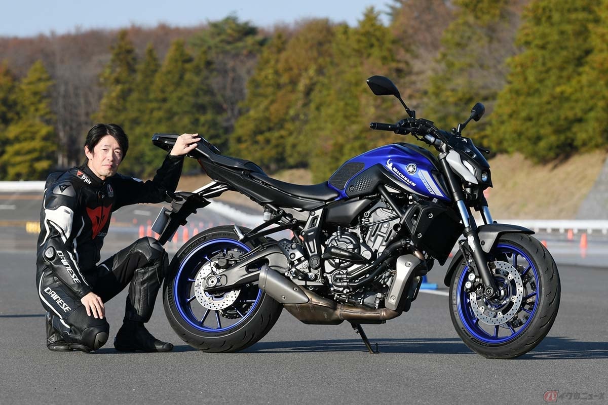 ミシュランの最新タイヤ「パワー6」を履いたヤマハ「MT-07」と筆者(伊丹孝裕)