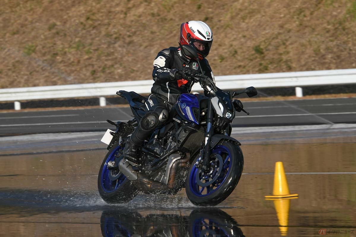 ミシュランの最新タイヤ「パワー6」を履いたヤマハ「MT-07」に試乗する筆者(伊丹孝裕)。ウエット路面でも高い接地感を実現します