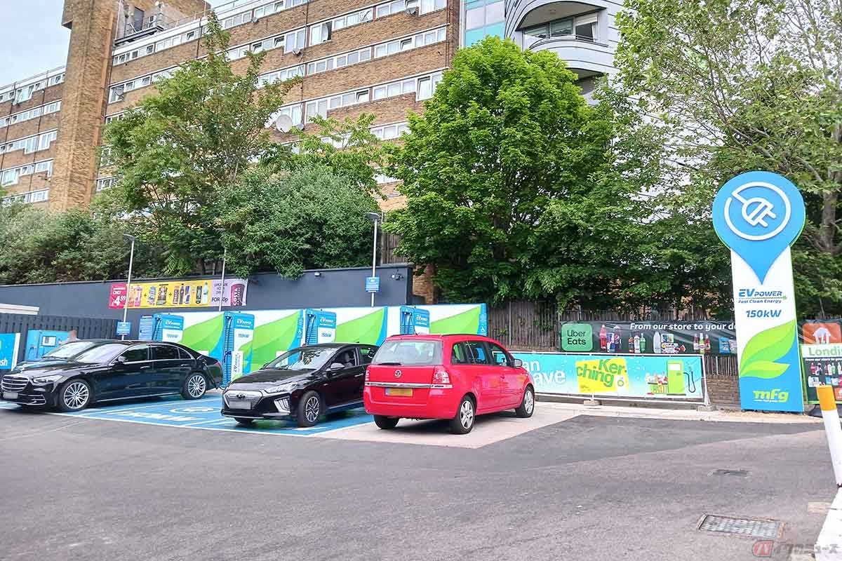 ガソリンスタンドに設置された充電スタンド