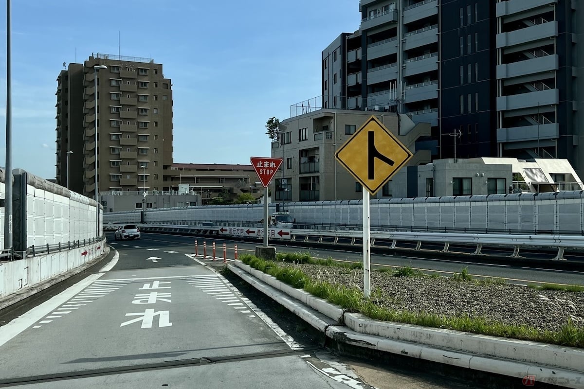 停止線と「止まれ」の標識がある場所は「交差点」で、斜めの接続道路から左折して交差する道路に入るため「左」にウインカーを出す