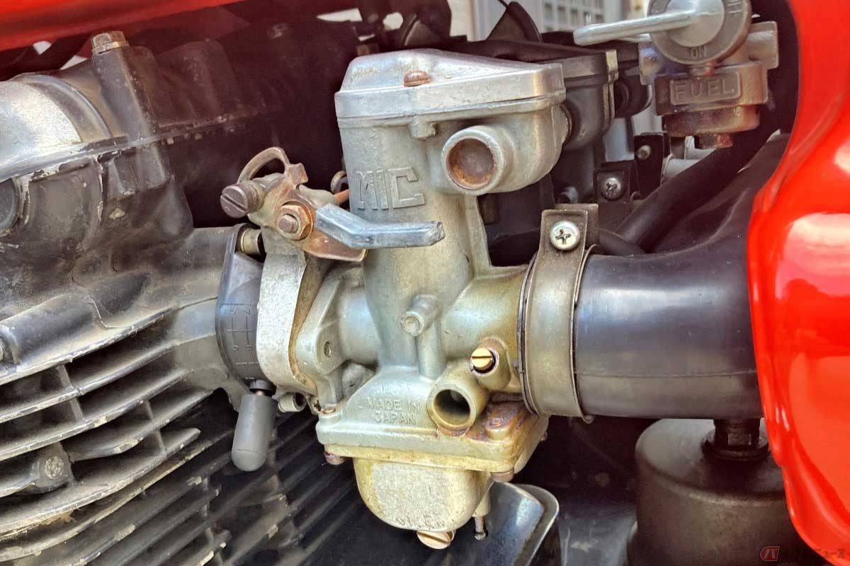 エンジンに混合ガスを供給するキャブレター。中央付近のレバーが「チョーク」。写真はカワサキ「Z750RS」のキャブレター