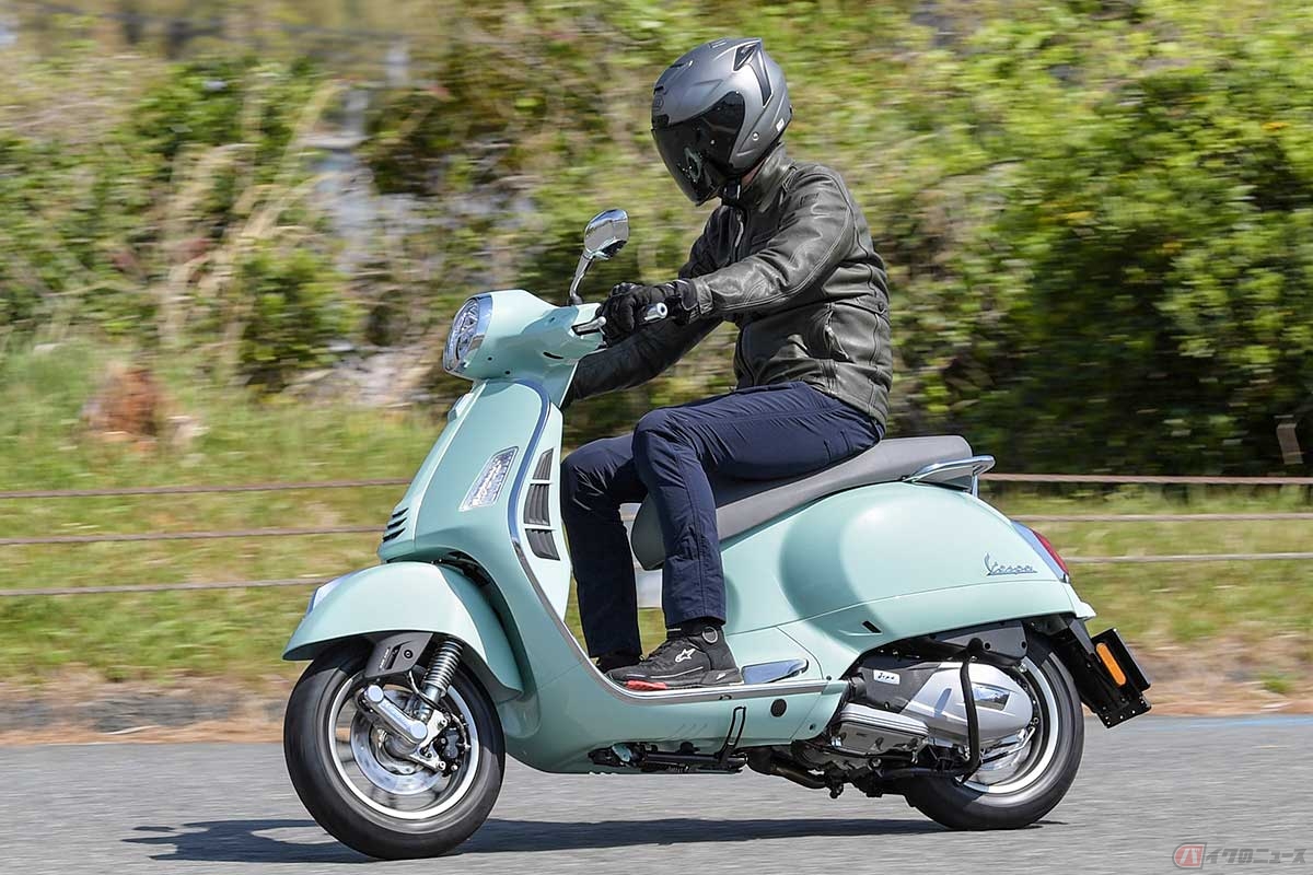 ベスパ「GTS Classic 150」に試乗する筆者(中村友彦)