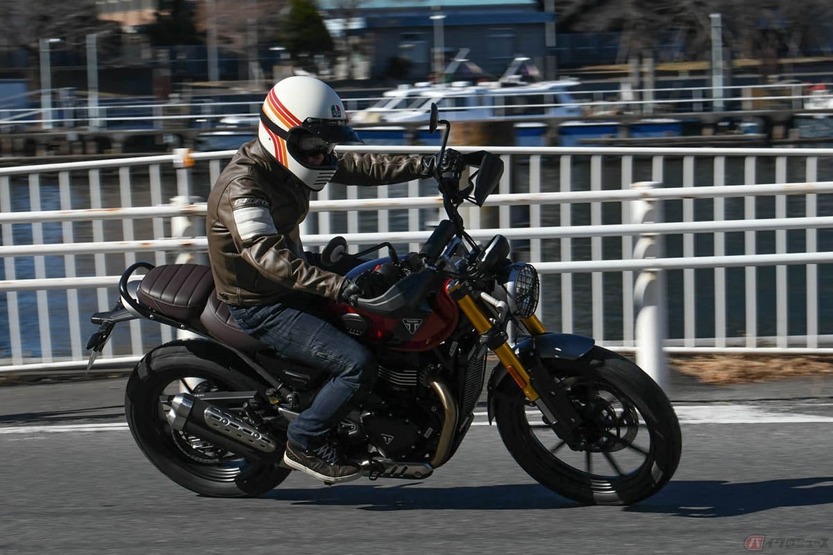 トライアンフ「スクランブラー400X」に乗る筆者(伊丹孝裕)
