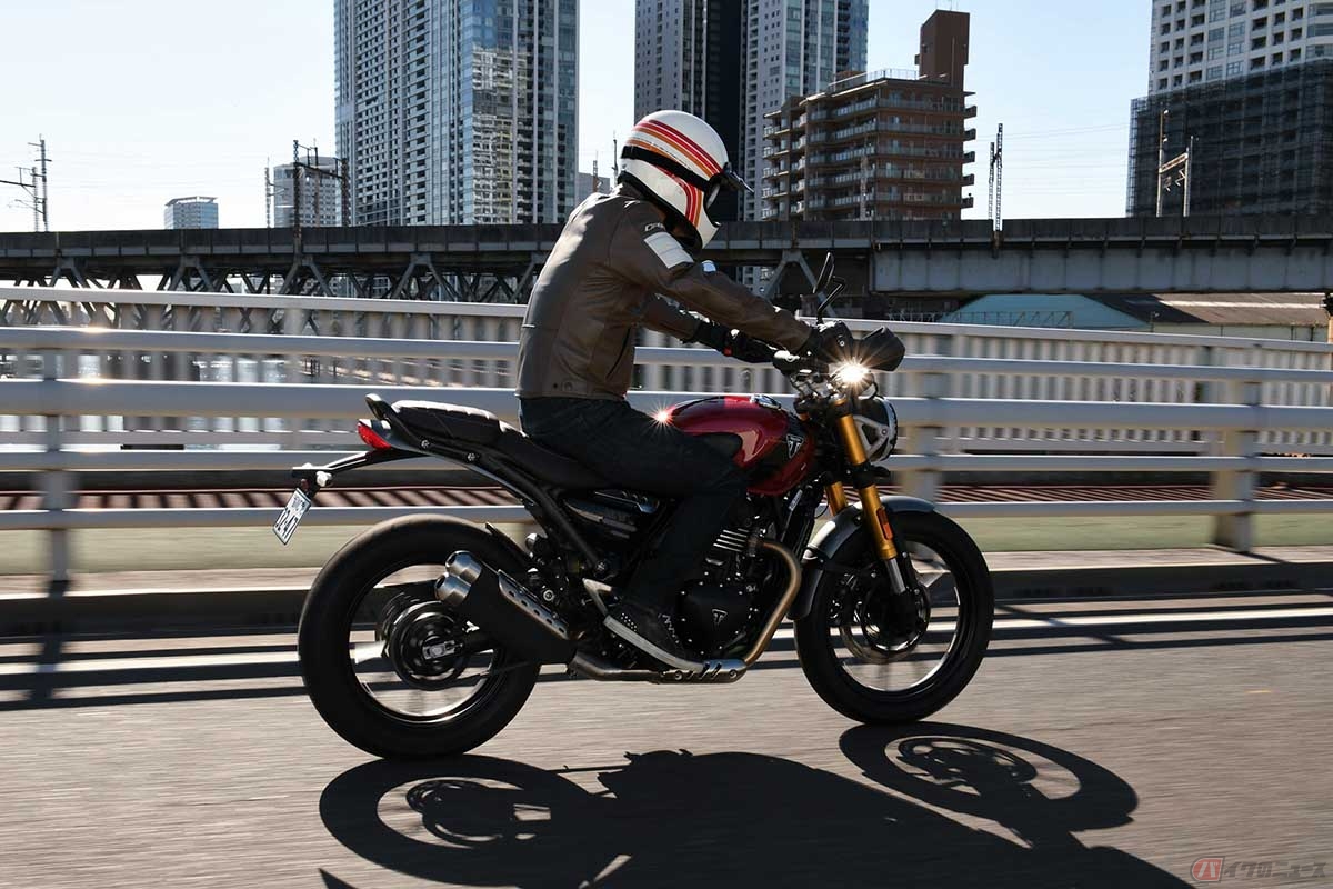 トライアンフ「スクランブラー400X」に乗る筆者（伊丹孝裕）