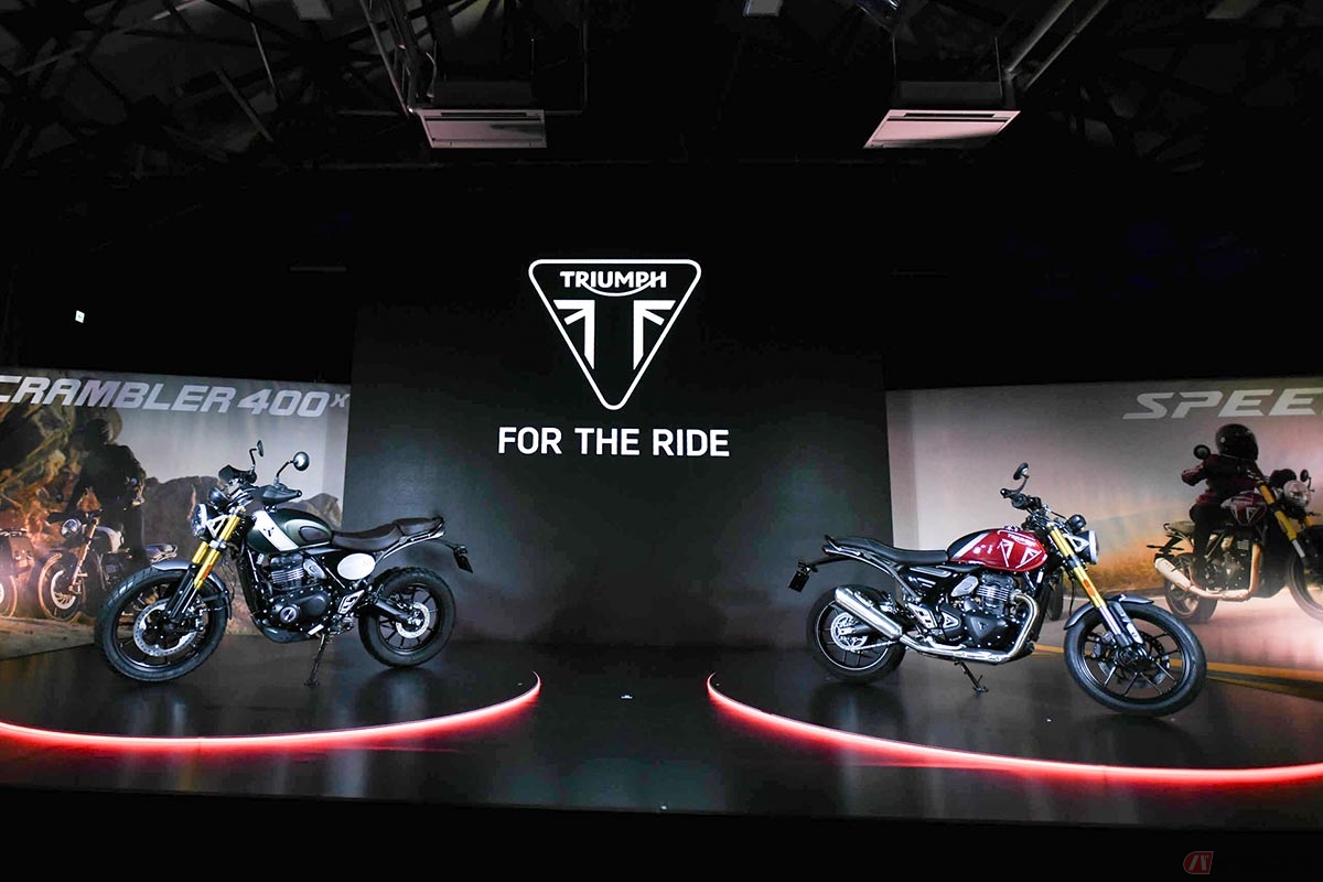 トライアンフ「スクランブラー400X」（左）と「スピード400」（右）