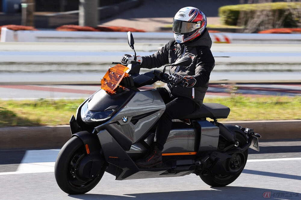 BMW Motorrad「CE04」のスムーズなパワフル感を楽しむ石塚健選手