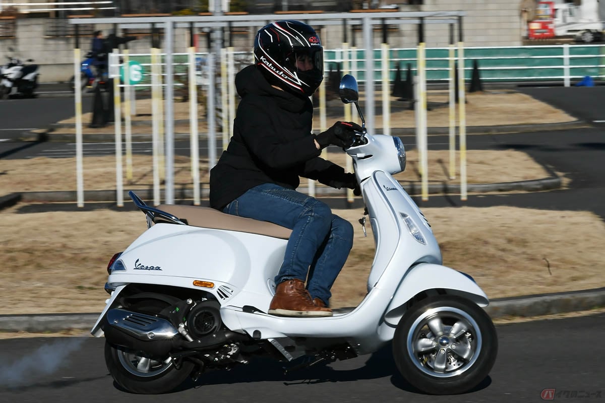 ベスパ「VXL125」の走りを楽しむ筆者(先川知香)