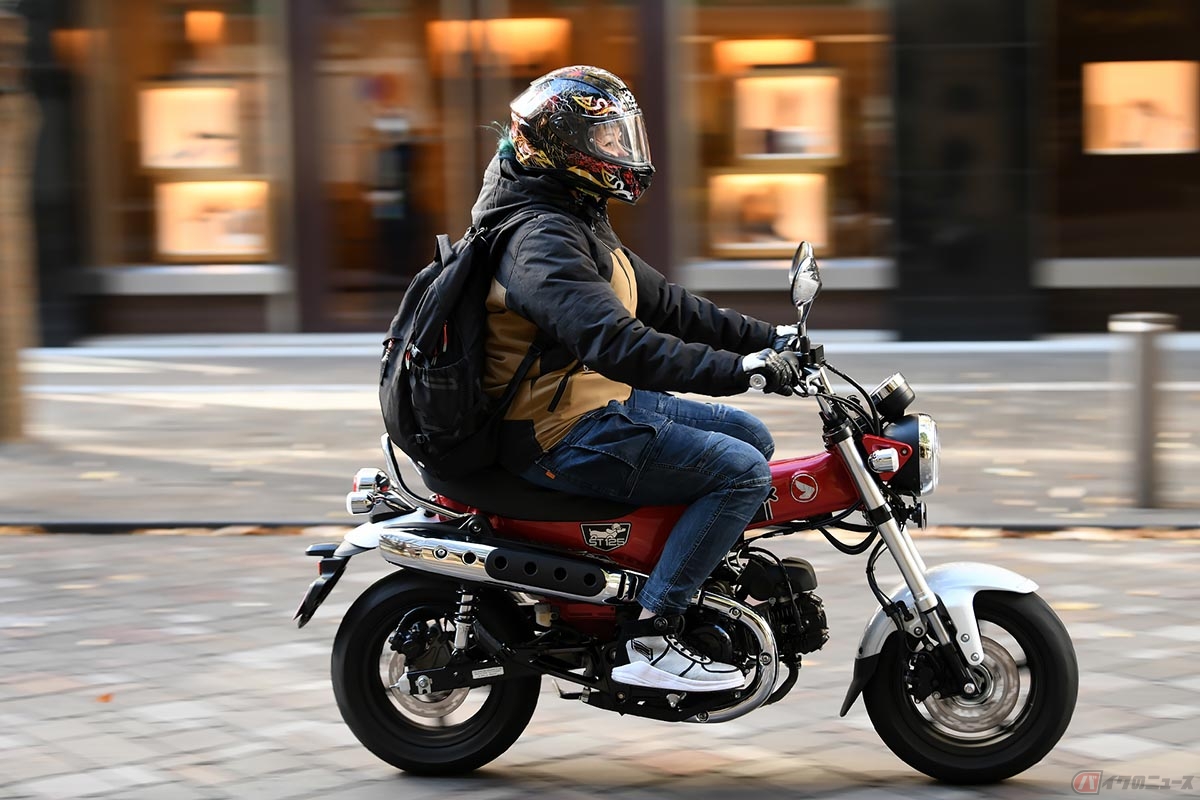 ひとりでホンダ「ダックス125」に試乗するクリステル・チアリさん