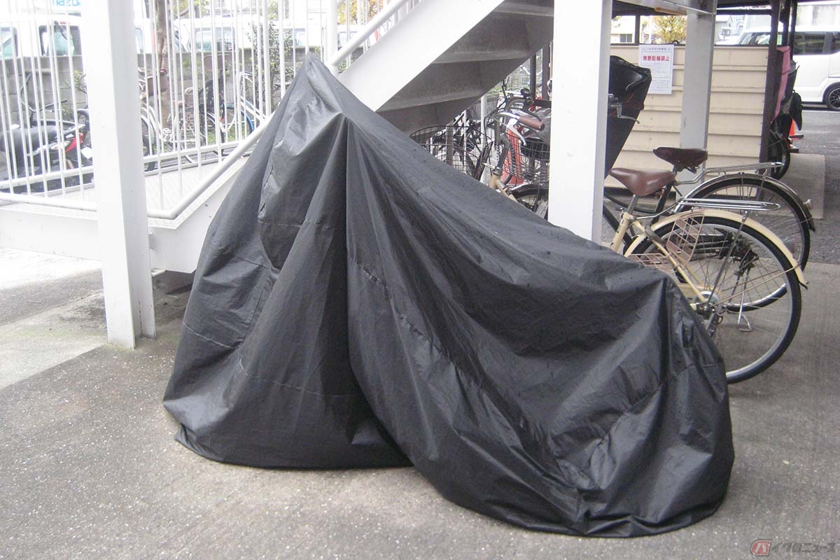 屋外でバイクを長期保管する際はカバーなどをかける