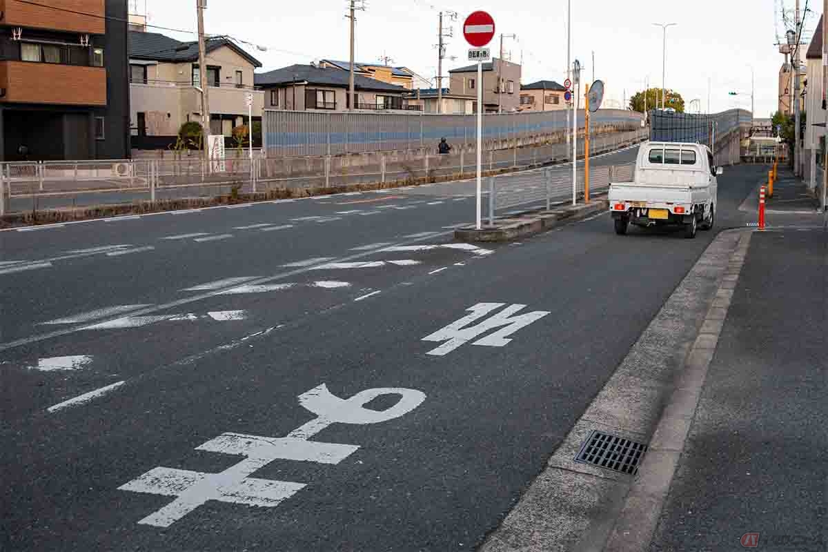 逆走車を見かけた場合は、最寄りのサービスエリアなどに設置されている非常電話や料金所のスタッフへ通報する。