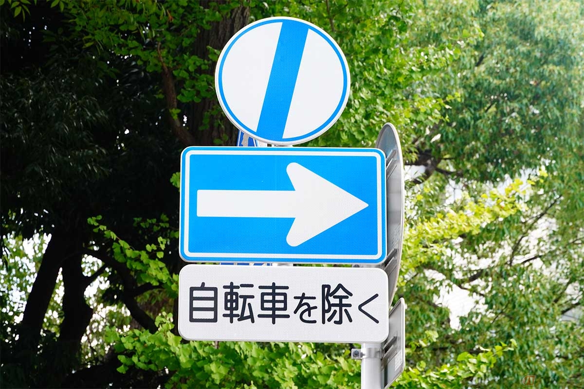 規制標識の意味に、追加で補足をする「補助標識」というものも存在する。