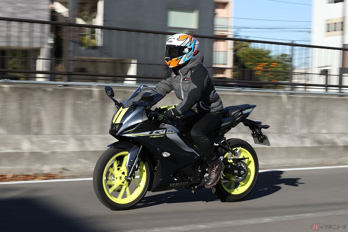ヤマハ「YZF-R15」との一体感を楽しみ走行する石塚健選手
