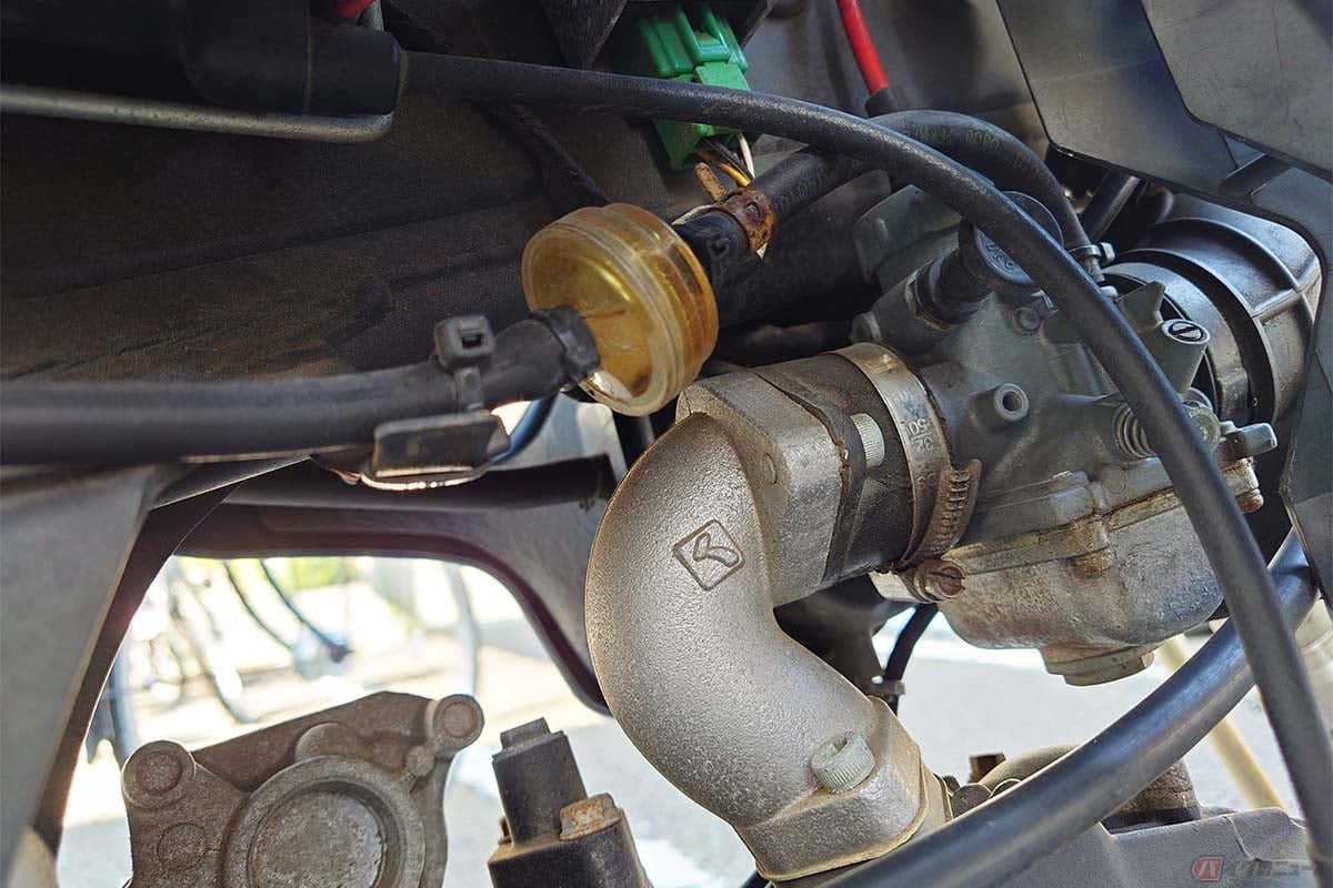 キャブレーターのガソリンを抜く事も忘れない