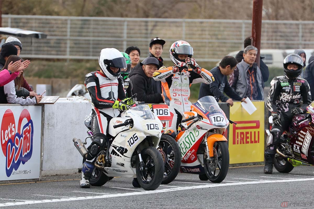 「ピン耐」のスタートはコースの片側にバイクを一列に並べる方式