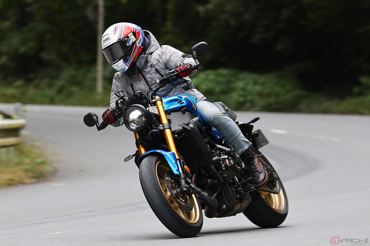ヤマハ「XSR900」との一体感を感じながら快適な走行を楽しむ石塚健選手