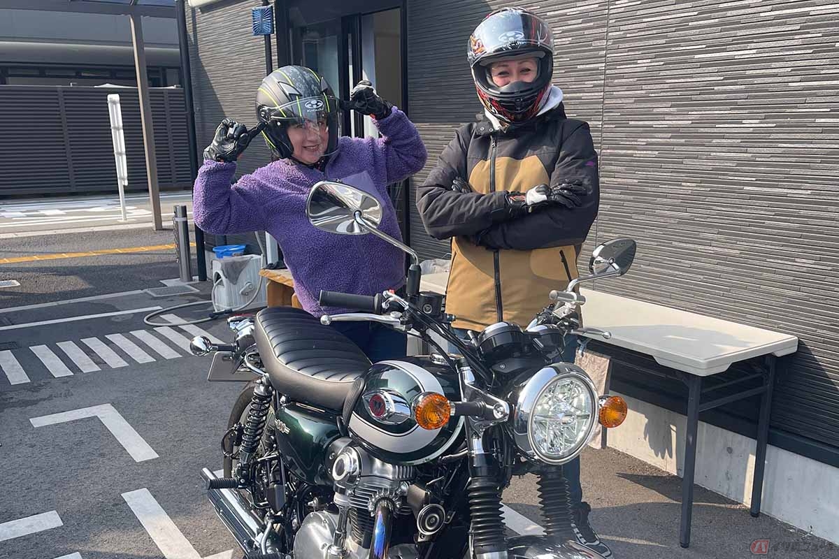 カワサキ「W800」でのタンデムを楽しむクリステル・チアリさんとゆっき~ちゃん