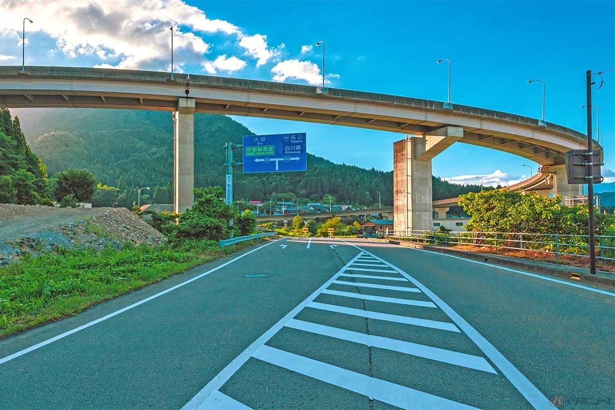 交差点の手前に多く見られるゼブラが「導流帯」