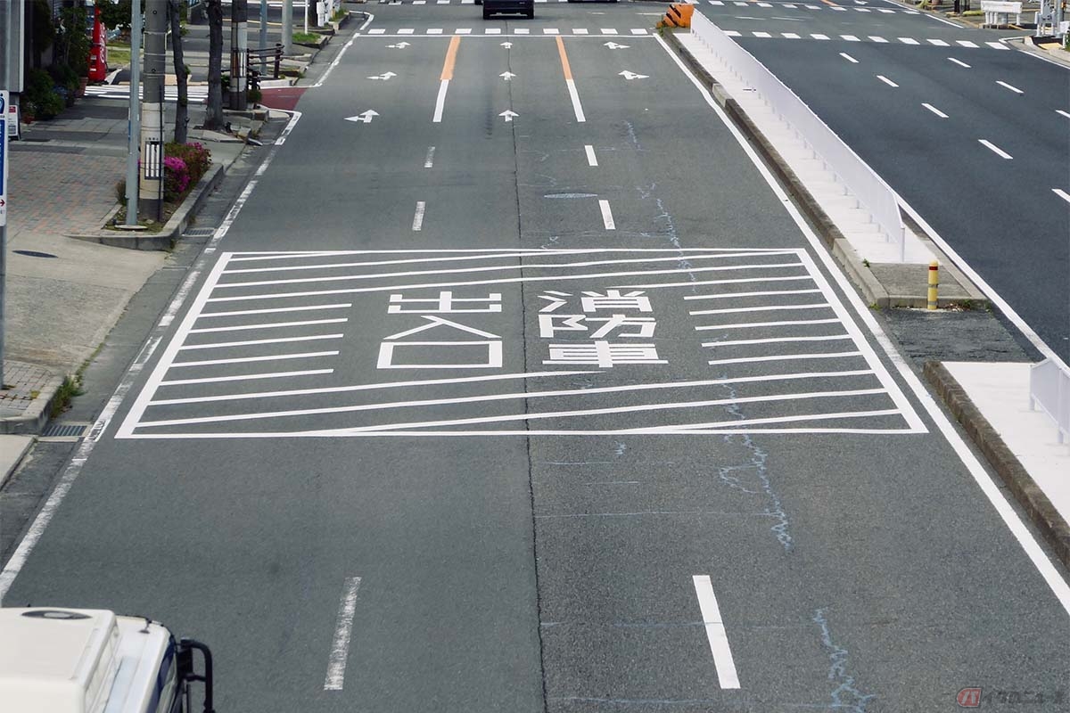 消防署や警察署の前の道路でよく見かけるのが、白いゼブラ模様の「停止禁止部分」というスペース