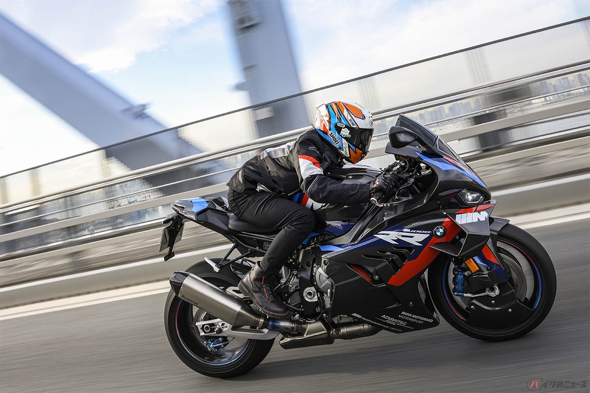 BMW Motorrad「M1000RR」の鋭い加速感とパワーを楽しみながら走行する石塚健選手