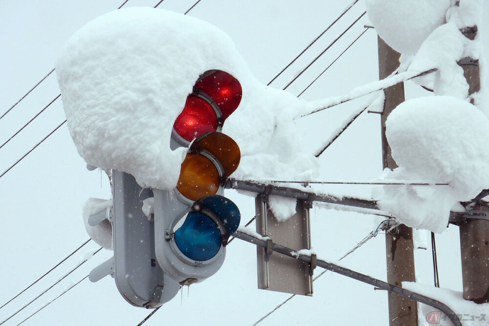 雪国の信号機は縦型にして雪が積もりにくくするなどの工夫が施されている