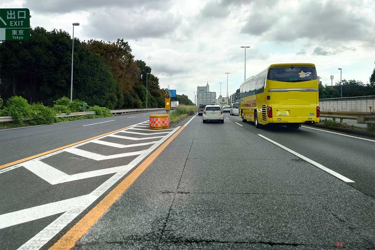 導流帯とよく似たものに「安全地帯または路上障害物に接近」の道路標示が挙げられる
