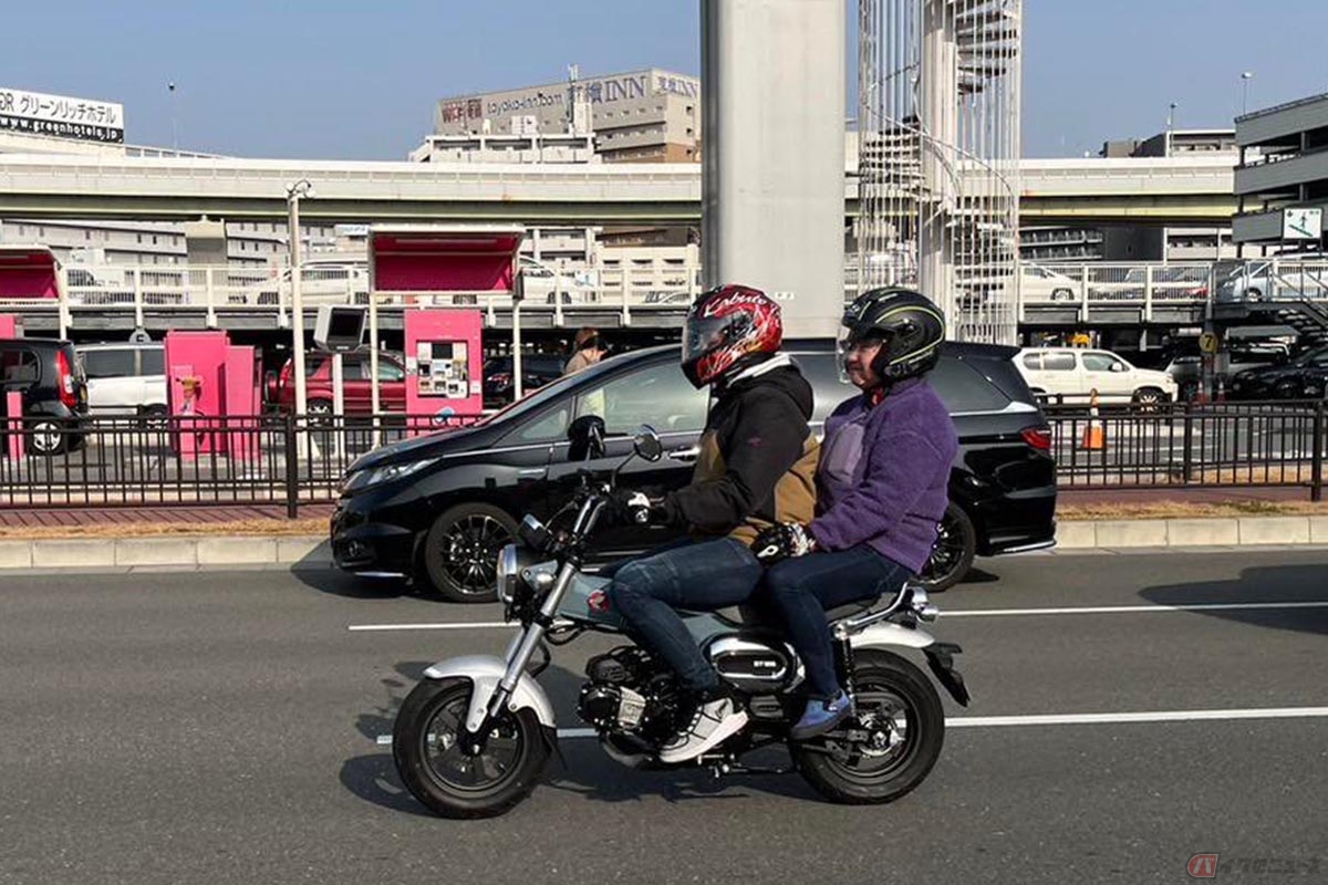 ホンダ「ダックス125」でタンデムを楽しむクリステル・チアリさんとゆっき～ちゃん