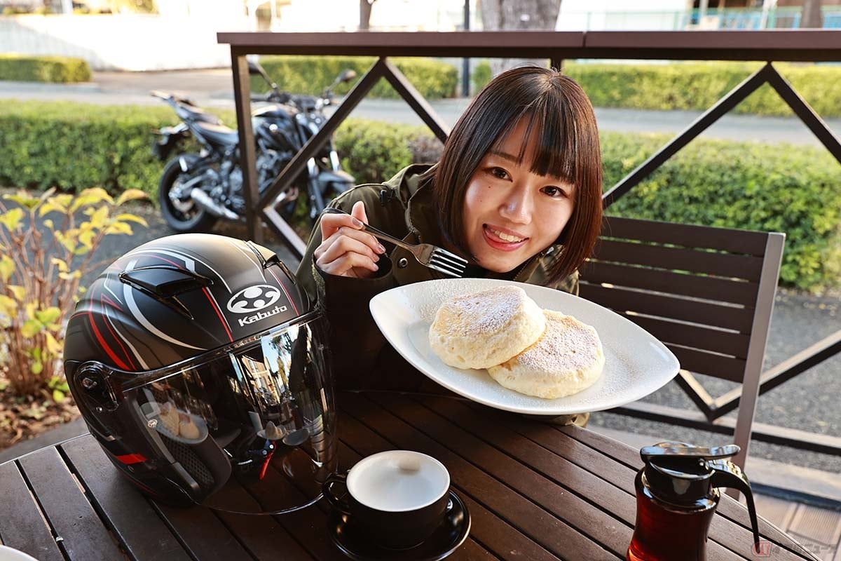初レンタル記念に「ふわっとろパンケーキ」を食べるつぐみライダー