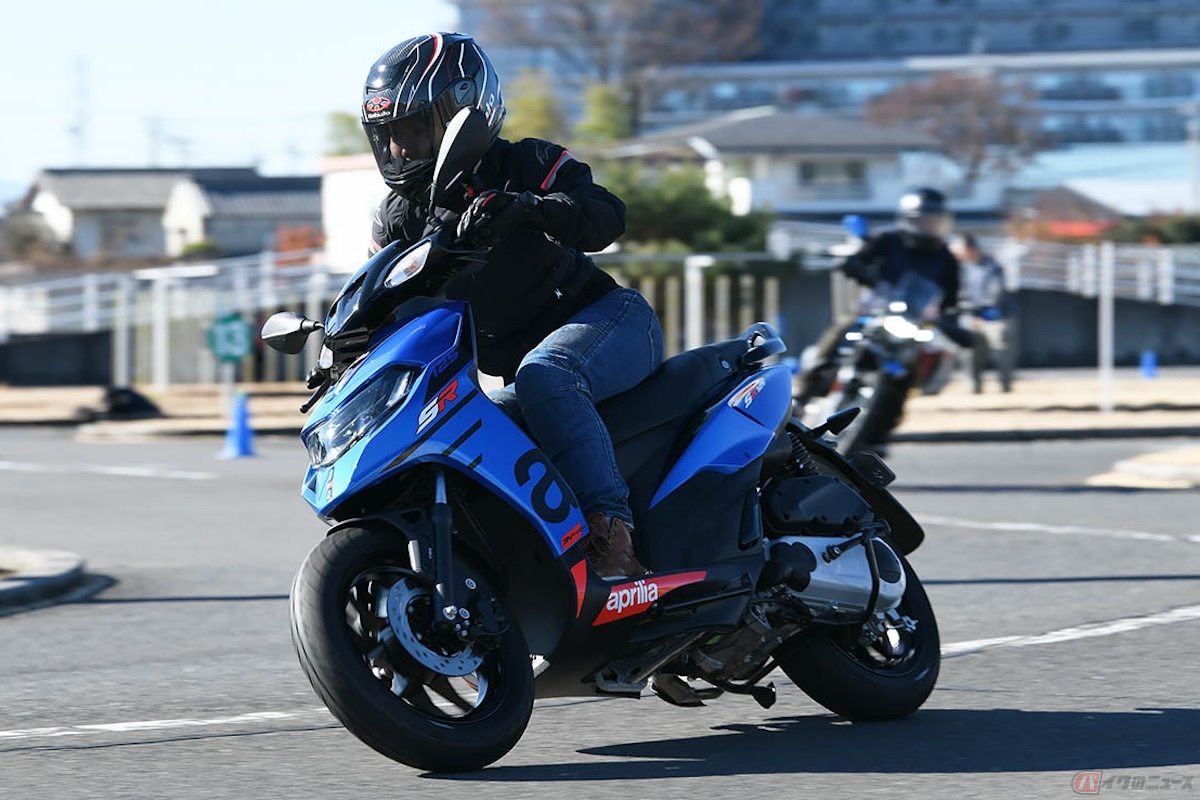 アプリリア「SR125」の走りを楽しむ筆者(先川知香)
