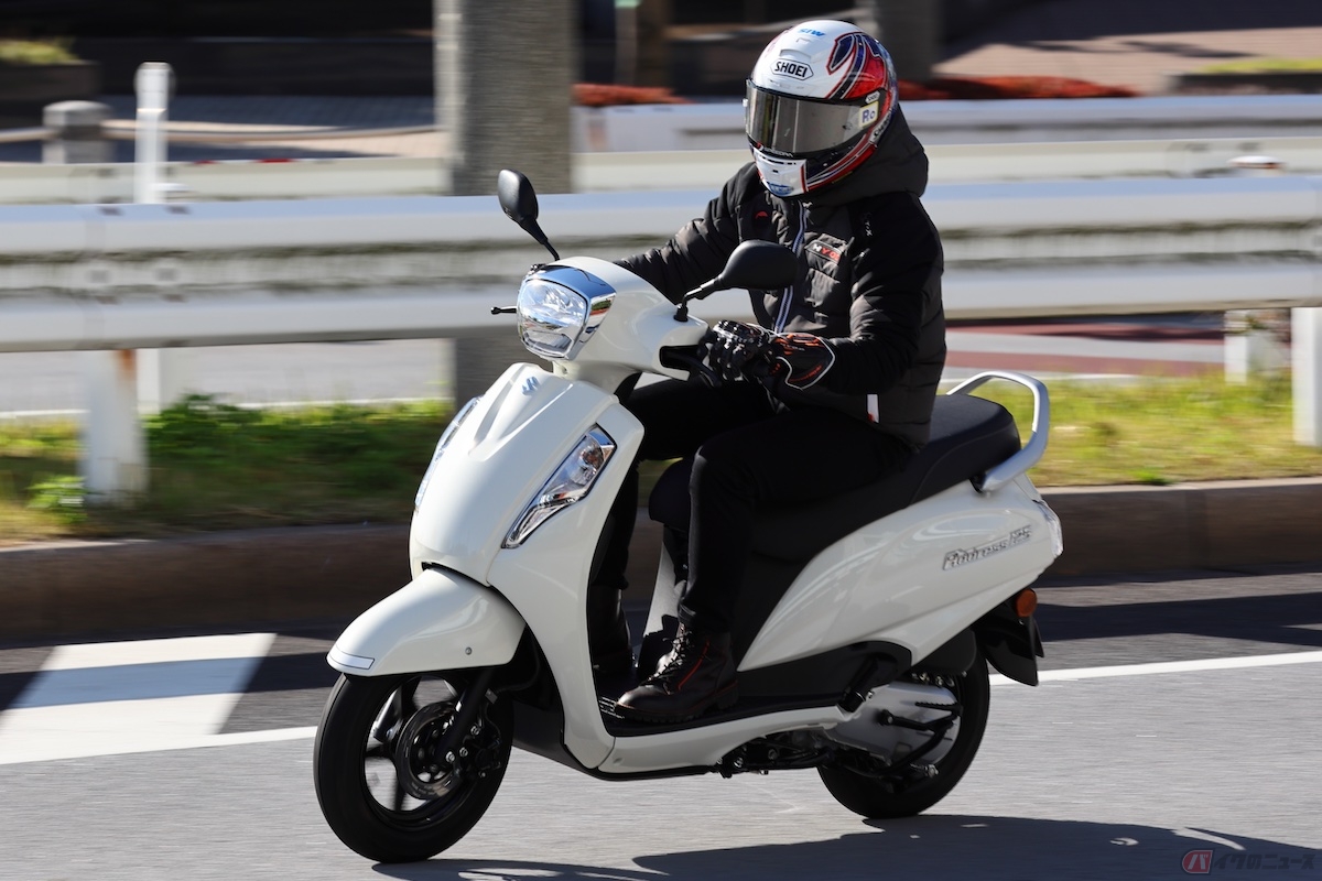 スズキ「アドレス125」の低速から中速域の加速感を楽しみながら走行をする石塚健選手