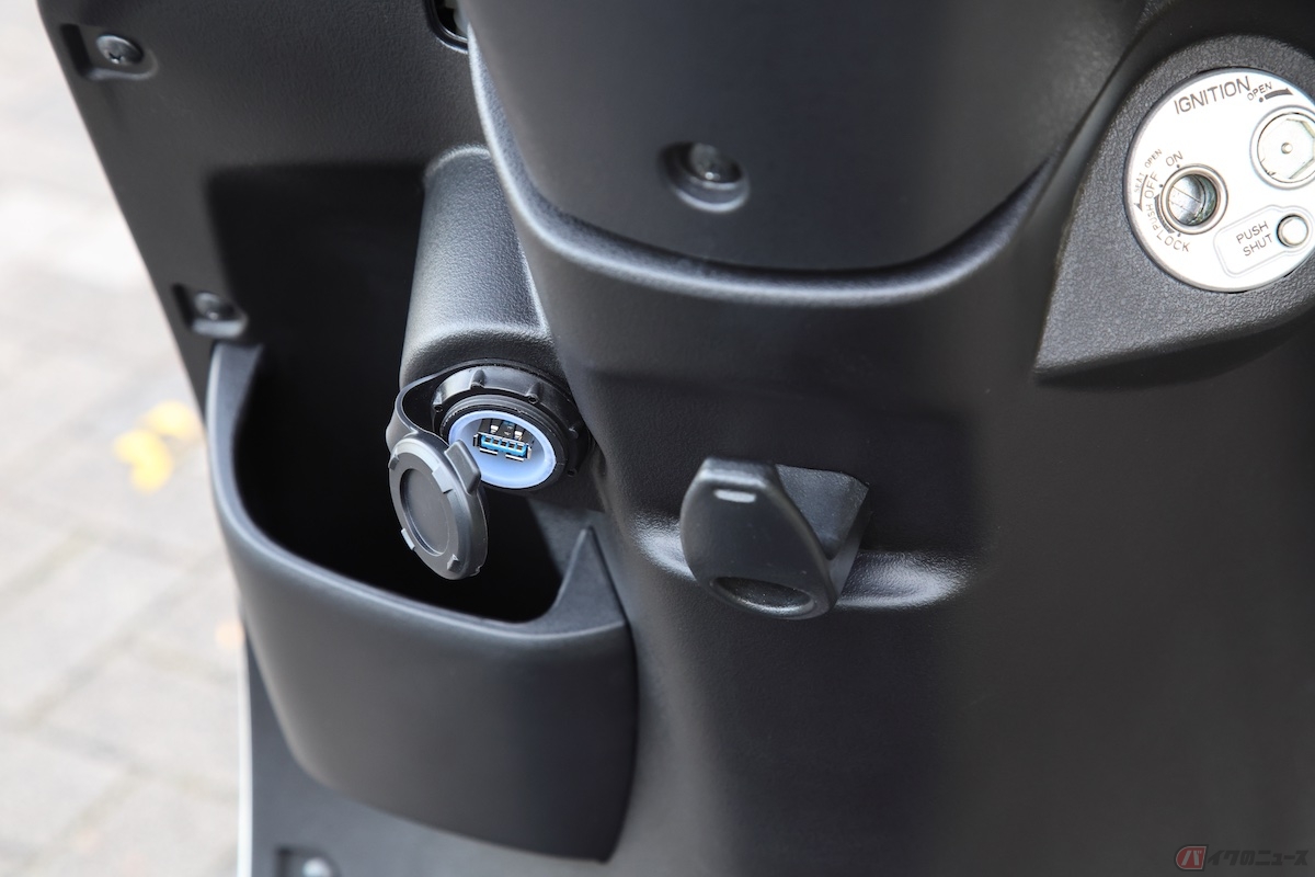 買い物袋を掛けられる便利なフロントフックや、スマートフォンの充電などが可能なUSBソケットを標準装備