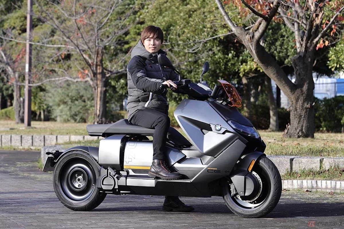 BMW Motorrad「CE04」の足つき(身長165㎝)