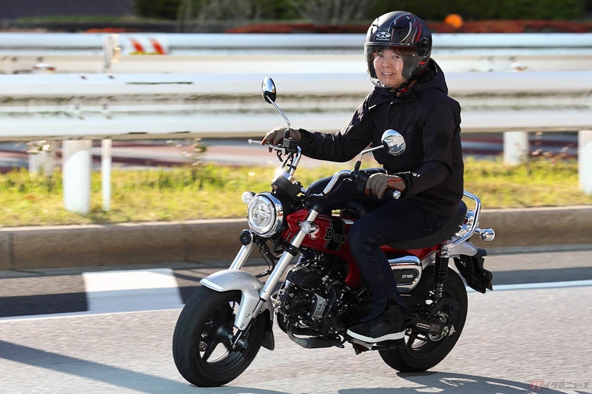 ホンダ「ダックス125」の走りを楽しむ筆者(先川知香)