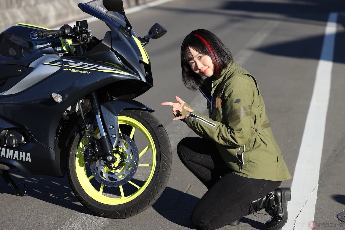 倒立フォークと蛍光イエローのアルミキャストホイール、BYBRE製キャリパーに油圧式シングルディスクという足まわりもポイント