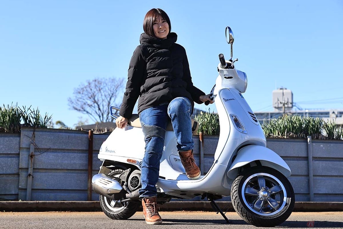 ベスパの原付二種スクーター「VXL125」と筆者(先川知香)