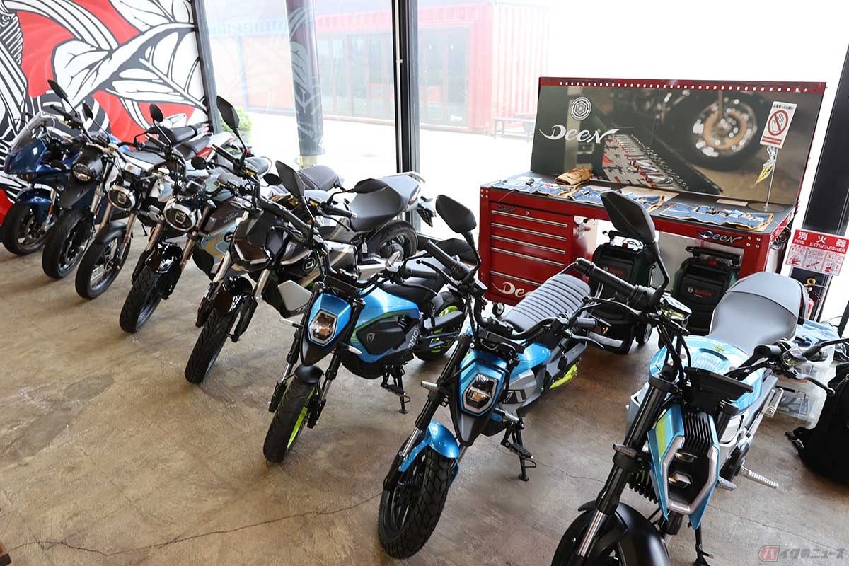 イタリアでの販売開始を発表した中国の電動バイクメーカー「TROMOX」のラインナップ
