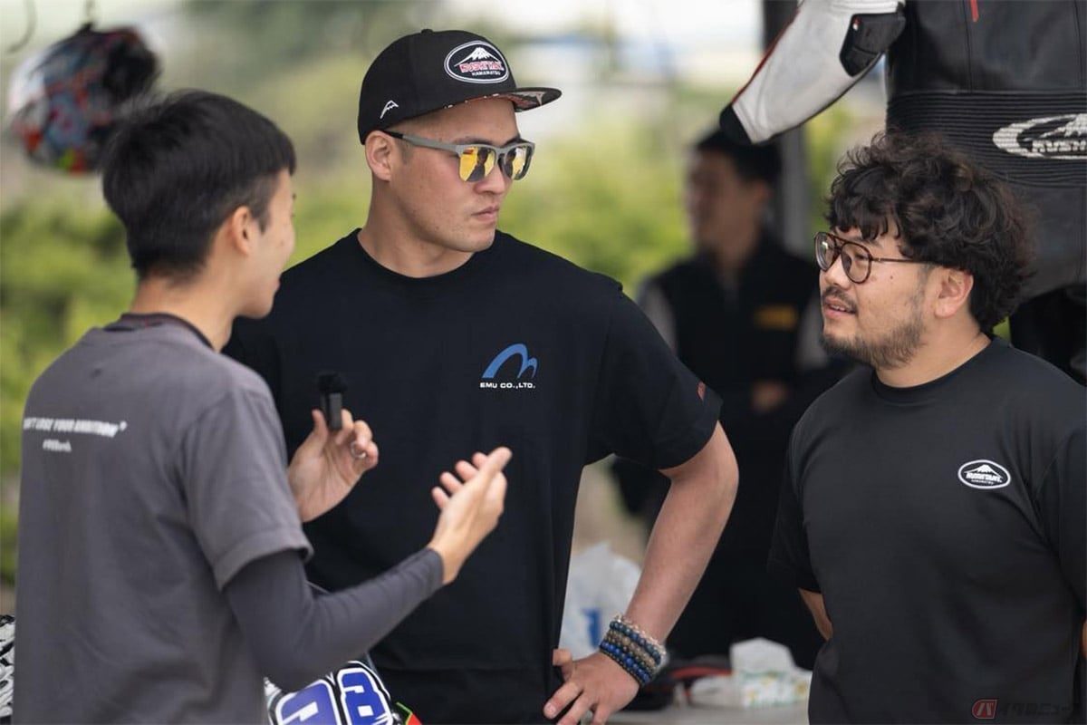 台湾でサスペンションのセッティングをしている時。僕の話は台湾の人たちにもウケた