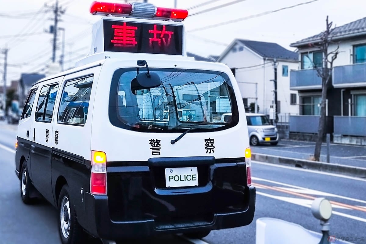 緊急車両は人命救助や火災、事故などの緊急性の高い業務のために、サイレンを鳴らし赤い回転灯を点灯させながら現場に急行する車両