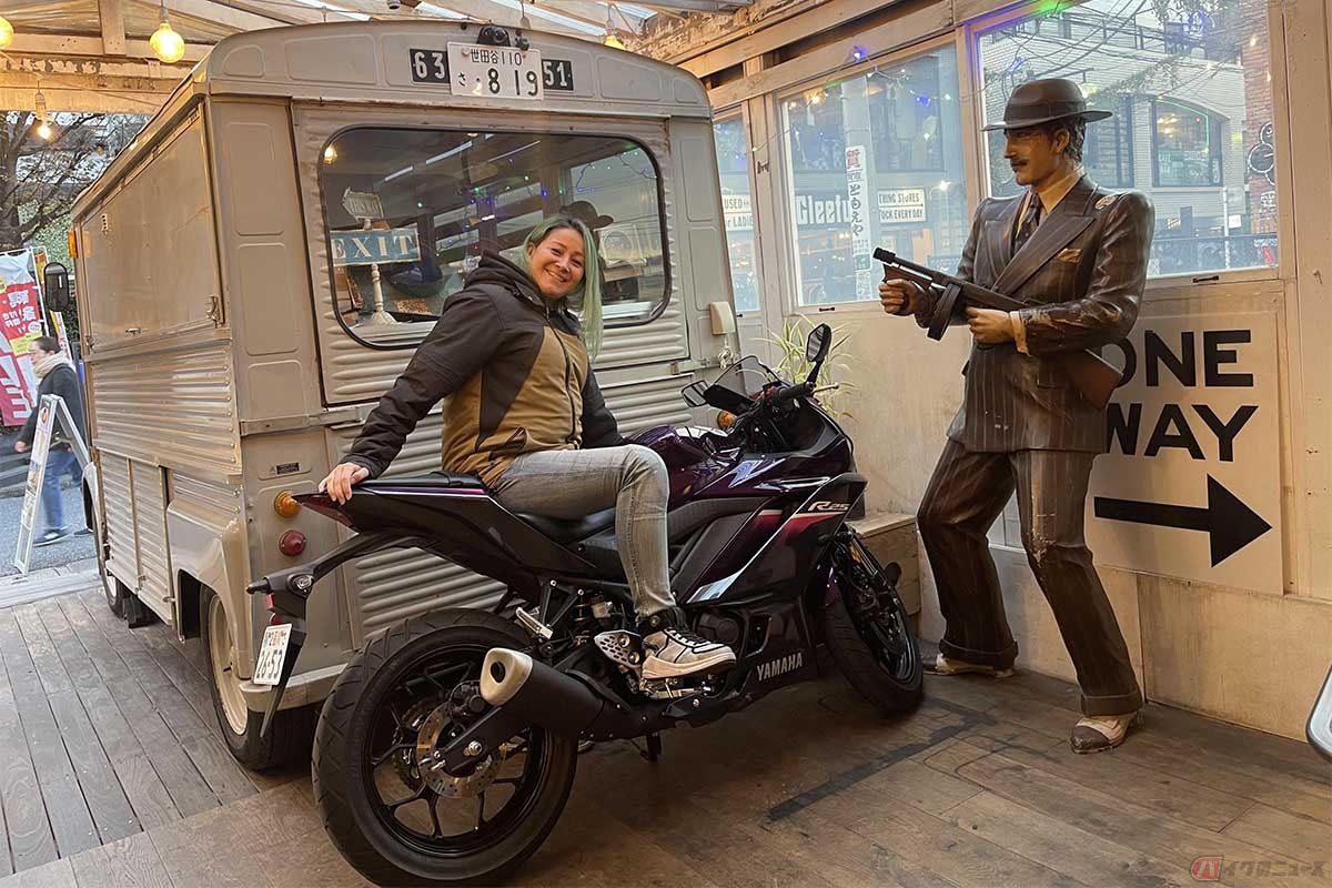 ヤマハ「YZF-R25」にまたがるクリステル・チアリさん