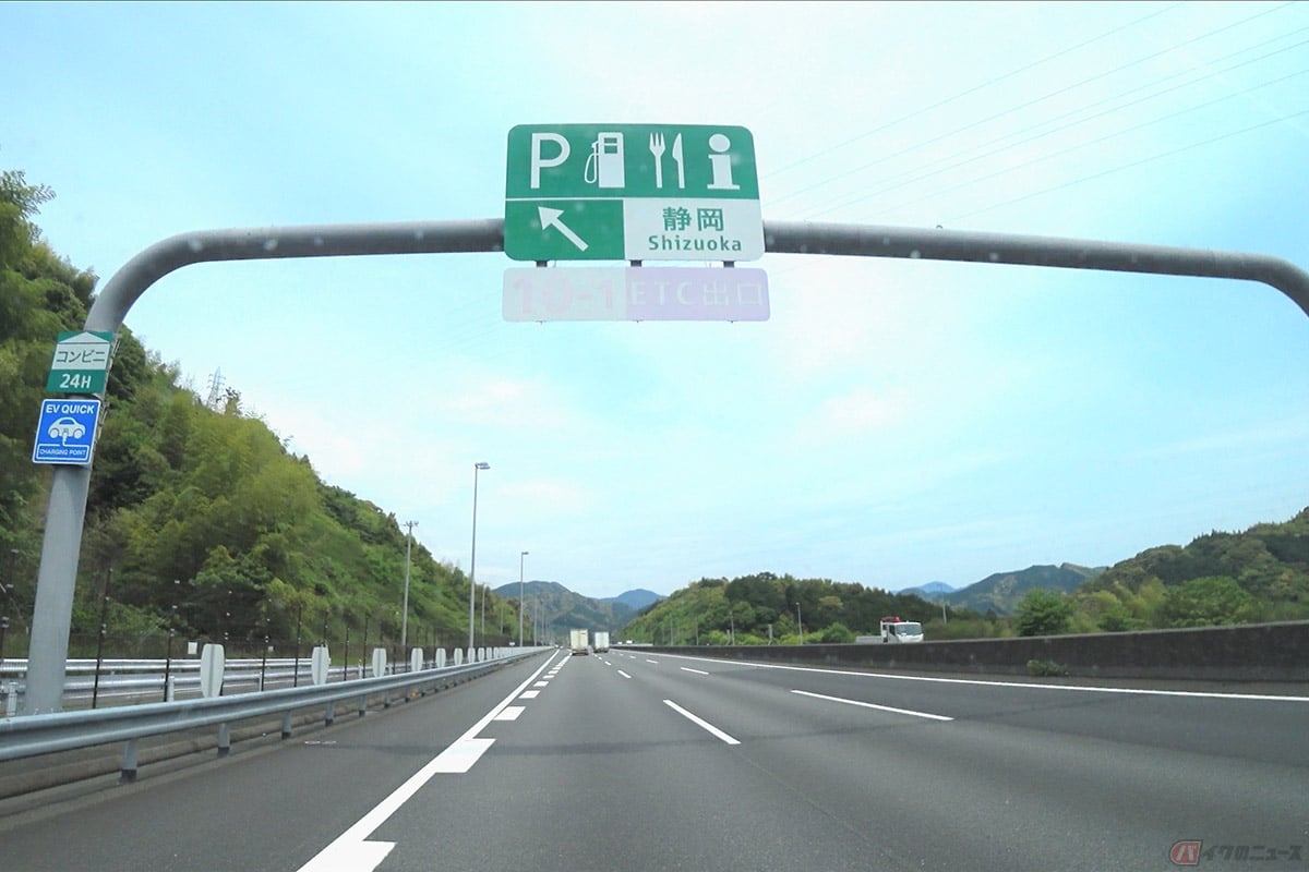 サービスエリアは50km間隔にひとつ、パーキングエリアは15km間隔にひとつを目安に設置されている