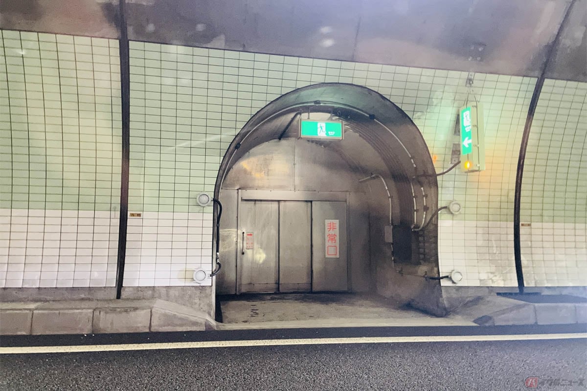 緊急事態に備え、安全に脱出できるように高速道路のトンネル内には非常口が設置されている