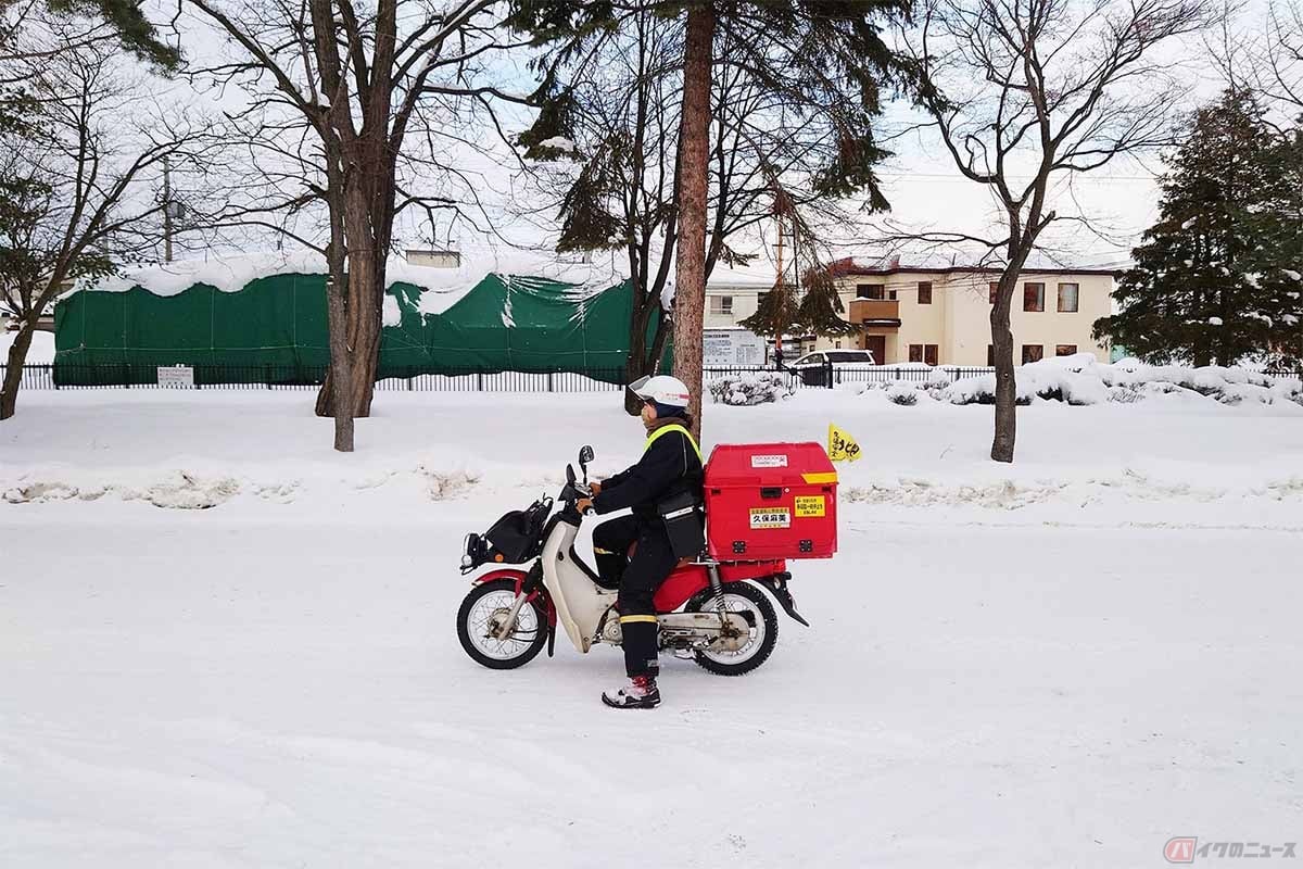 雪国の郵便配達では、雪が降っていてもバイクがメインで活躍している(写真提供:JP CAST)